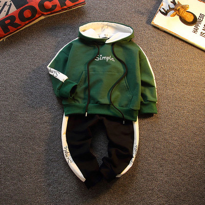 Παιδική φόρμα για αγόρια σε τέσσερα χρώματα