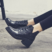 Γυναικείες λουστρίν μπότες με χαμηλό τακούνια, συνδέσεις και μεταλλικά στοιχεία σε μαύρο χρώμα