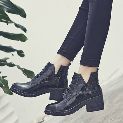 Γυναικείες λουστρίν μπότες με χαμηλό τακούνια, συνδέσεις και μεταλλικά στοιχεία σε μαύρο χρώμα