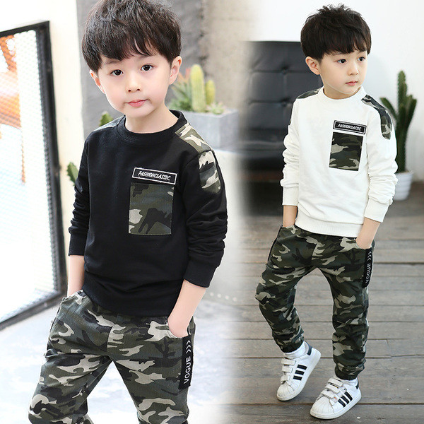 Κομψό παιδικό καμουφλάζ σετ με δύο μέρη σε δύο χρώματα