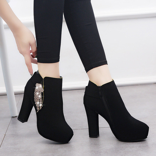 Cizme de dama cu toc inalt si decor cu pietre de culoare neagra