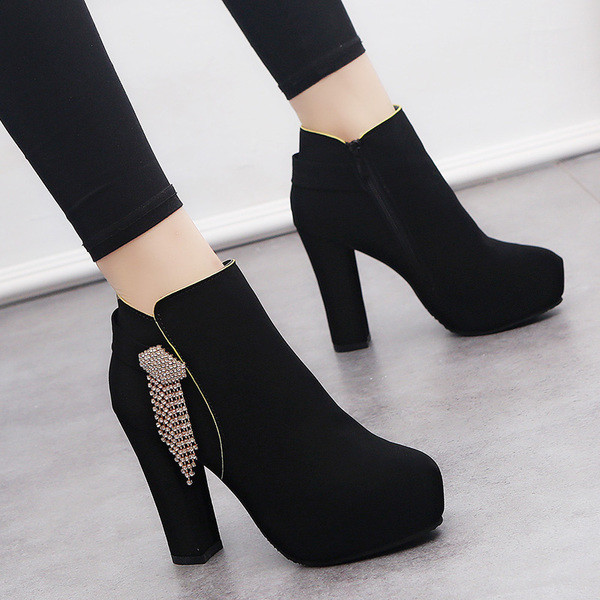 Cizme de dama cu toc inalt si decor cu pietre de culoare neagra