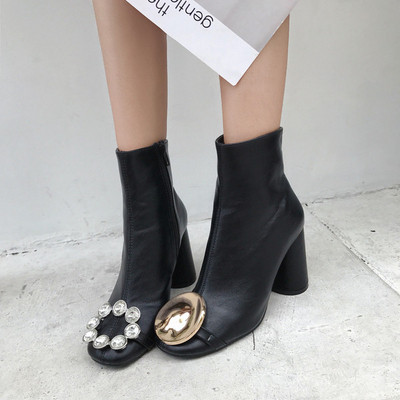 Σύγχρονες γυναικείες μπότες  με ψηλό τακούνι  και μεταλλικά στοιχεία σε μαύρο χρώμα
