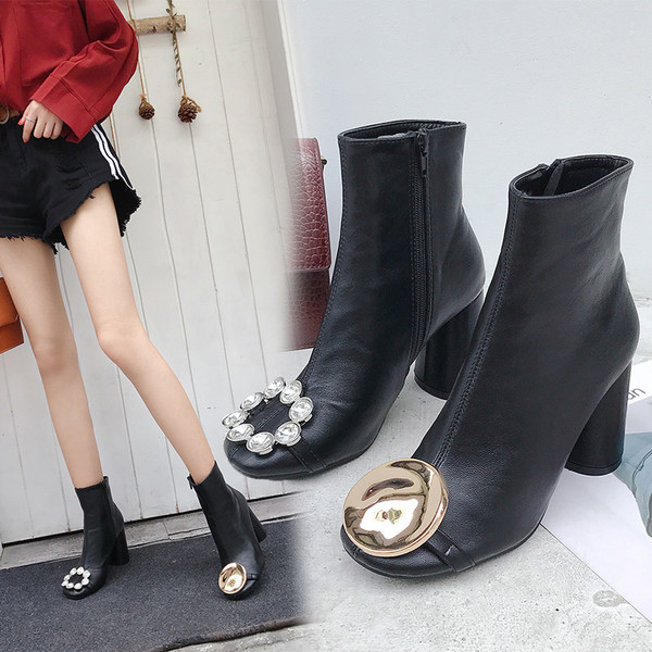 Ghete de dama moderne cu toc inalt si elemente metalice in negru