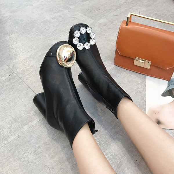 Ghete de dama moderne cu toc inalt si elemente metalice in negru