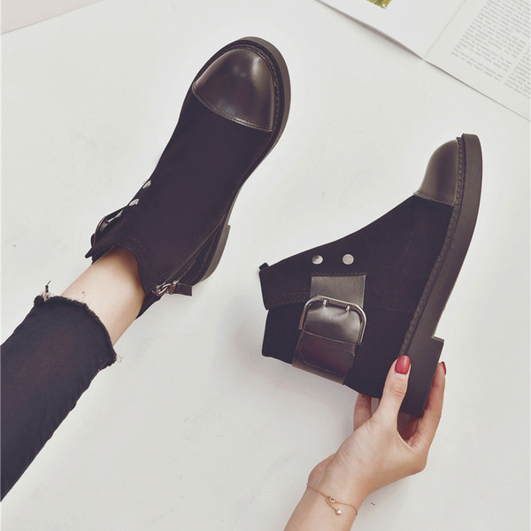 Дамски ежедневни боти с метална катарама в черен цвят