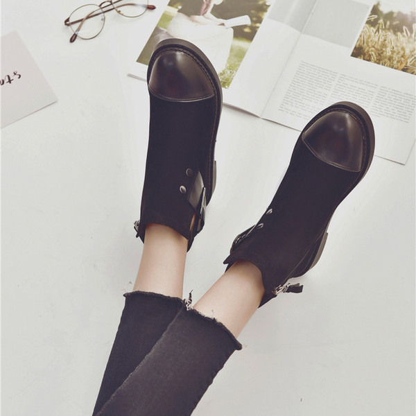 Дамски ежедневни боти с метална катарама в черен цвят