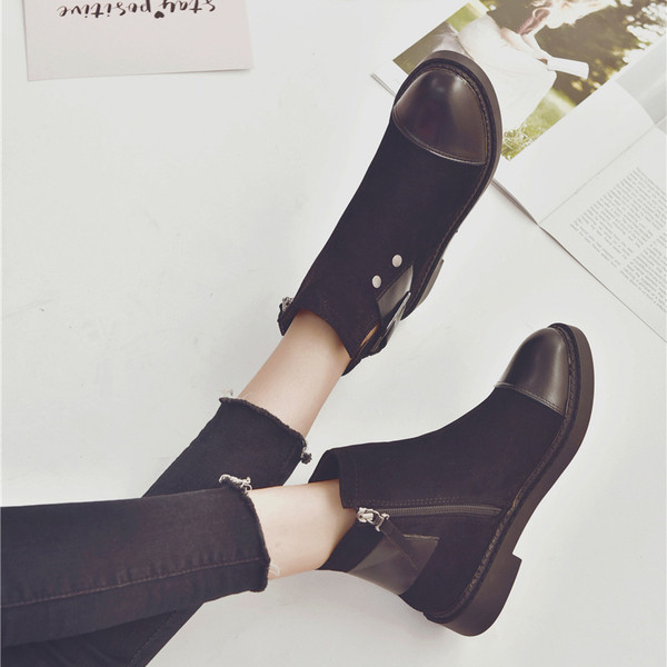 Дамски ежедневни боти с метална катарама в черен цвят