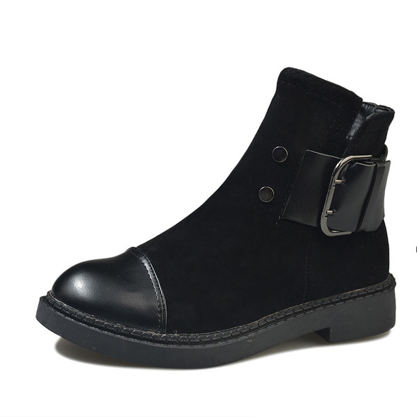 Дамски ежедневни боти с метална катарама в черен цвят