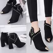 Γυναικείες μπότες με μεταλλικά τρουξ σε μαύρο χρώμα - δύο μοντέλα