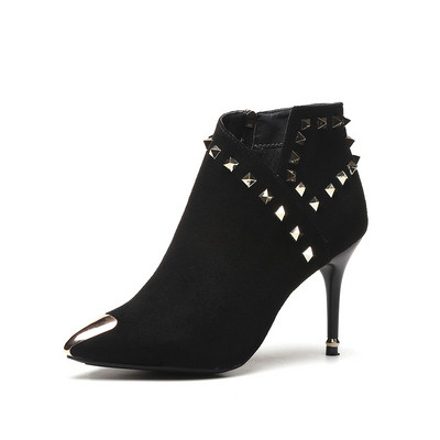 Γυναικείες μπότες με μεταλλικά τρουξ σε μαύρο χρώμα - δύο μοντέλα