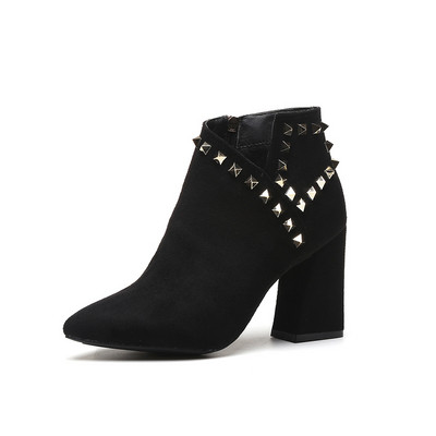 Γυναικείες μπότες με μεταλλικά τρουξ σε μαύρο χρώμα - δύο μοντέλα