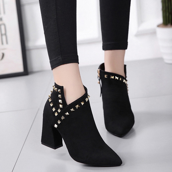 Γυναικείες  μπότες με μεταλλικά  τρουξ σε μαύρο χρώμα - δύο μοντέλα