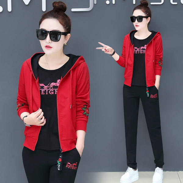 Модерен спортен дамски комплект от три части в няколко цвята