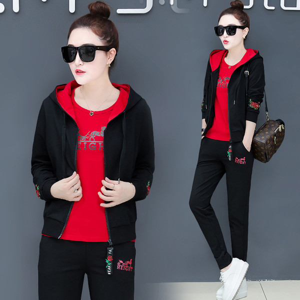 Модерен спортен дамски комплект от три части в няколко цвята