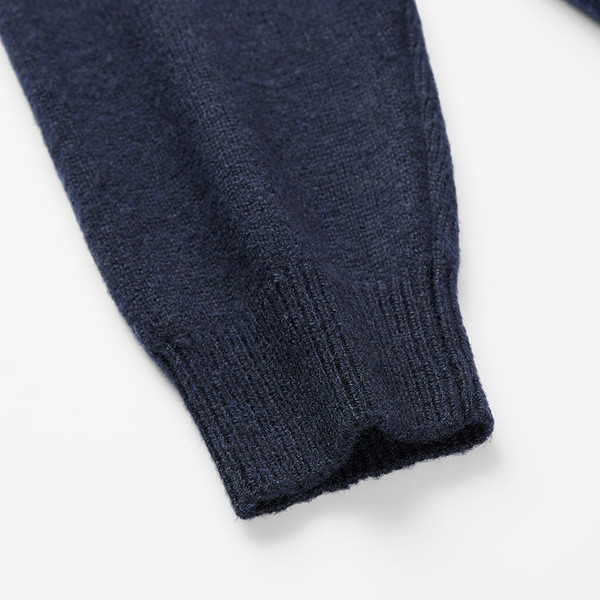 Μοντέρνο ανδρικό πουλόβερ σε σκούρο μπλε χρώμα