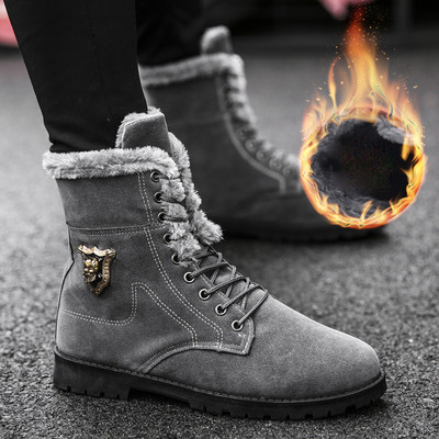 Κομψές ανδρικές μπότες με μεταλλικό στοιχείο και επένδυση