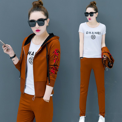 Μοντέρνο γυναικείό σύνολο  με κεντήματα σε διάφορα χρώματα