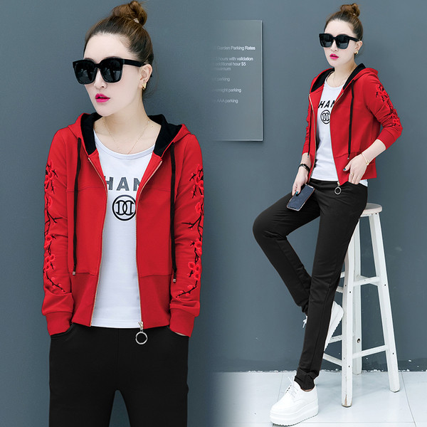 Μοντέρνο γυναικείό σύνολο  με κεντήματα σε διάφορα χρώματα