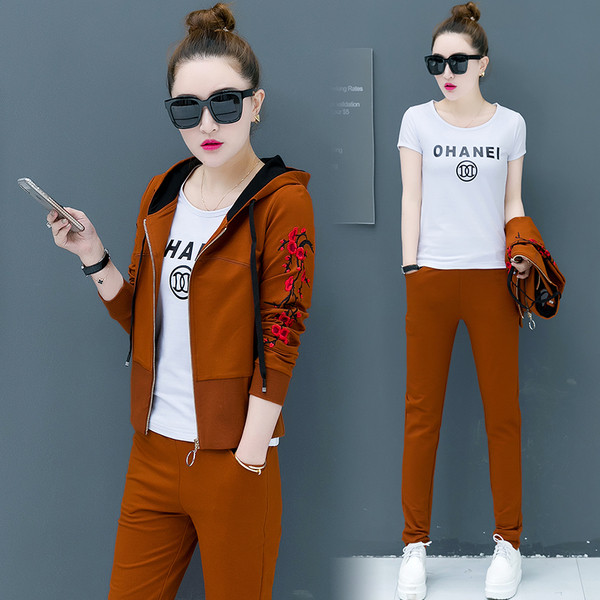 Μοντέρνο γυναικείό σύνολο  με κεντήματα σε διάφορα χρώματα