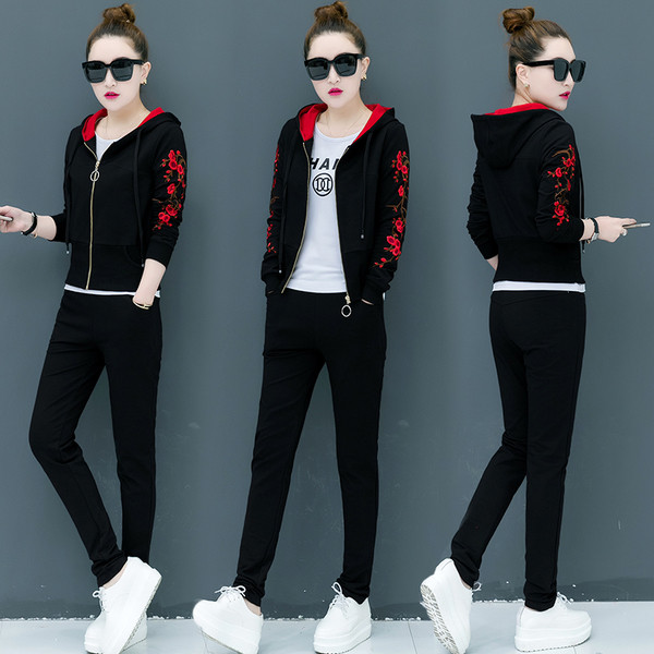 Μοντέρνο γυναικείό σύνολο  με κεντήματα σε διάφορα χρώματα