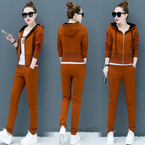 Μοντέρνο γυναικείό σύνολο  με κεντήματα σε διάφορα χρώματα