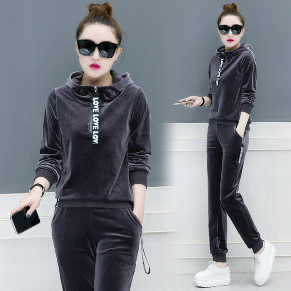 Κομψή γυναικεία αθλητική σειρά από δύο μέρη με απαλό κάλυμμα σε διάφορα χρώματα