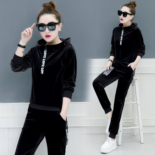 Κομψή γυναικεία αθλητική σειρά από δύο μέρη με απαλό κάλυμμα σε διάφορα χρώματα