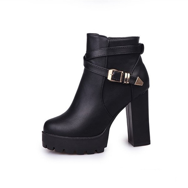 Γυναικείες μπότες με χοντρά πέλματα και ψηλά τακούνια σε μαύρο χρώμα