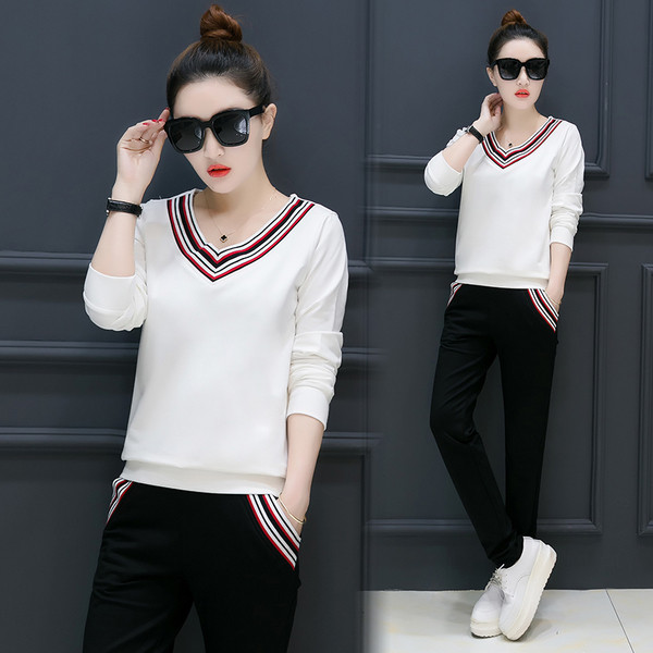 Γυναικείο αθλητικό σετ με  ντεκολτέ σε σχήμα V σε τρία χρώματα