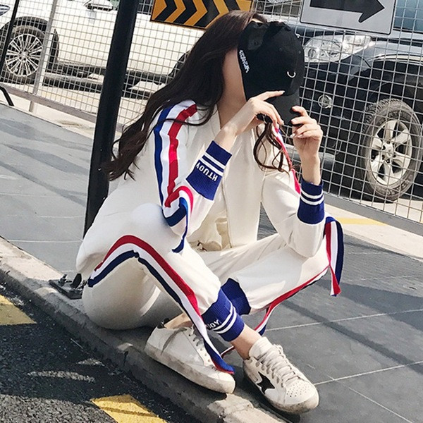 Стилен дамски спортен комплект от две части в бял цвят