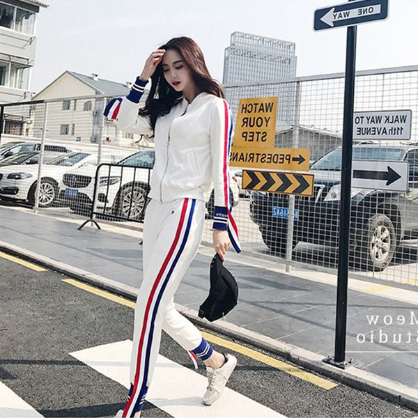 Стилен дамски спортен комплект от две части в бял цвят