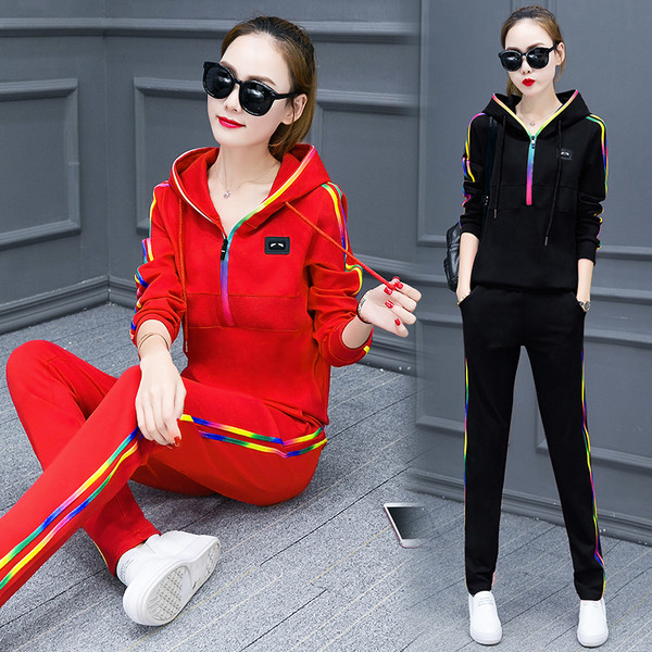 Γυναικεία αθλητικά σύνολα δύο μερών με χρωματιστές λωρίδες σε τρία χρώματα