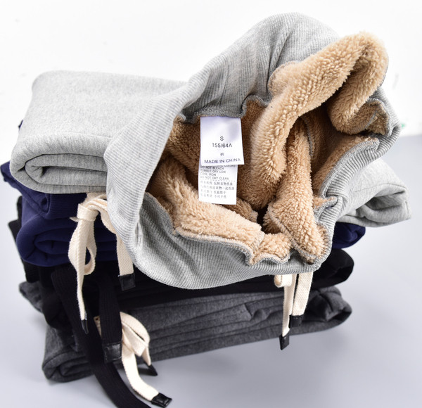 Γυναικείες αθλητικές φόρμες με επένδυση σε διάφορα χρώματα