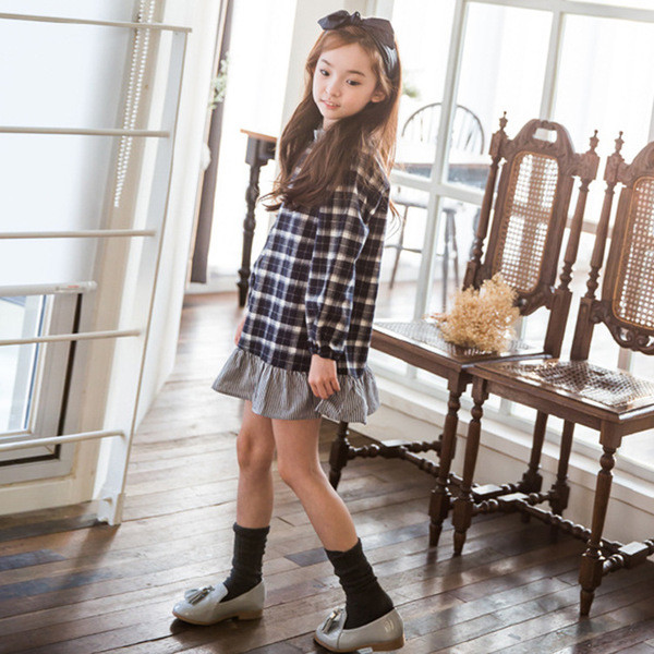 Rochie modernă pentru copii cu mâneci lungi în alb-negru