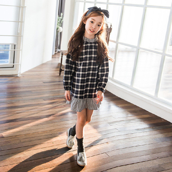 Rochie modernă pentru copii cu mâneci lungi în alb-negru