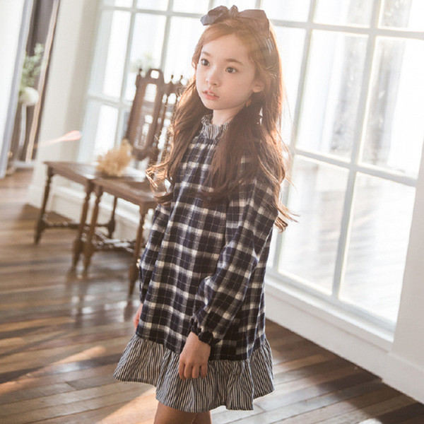 Rochie modernă pentru copii cu mâneci lungi în alb-negru