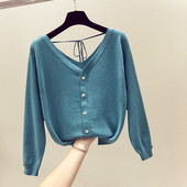 Λεπτό γυναικείο πουλόβερ με κουμπιά και ντεκολτέ σε σχήμα V σε διαφορετικά χρώματα