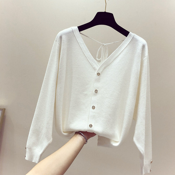 Λεπτό γυναικείο πουλόβερ με κουμπιά και ντεκολτέ σε σχήμα V σε διαφορετικά χρώματα