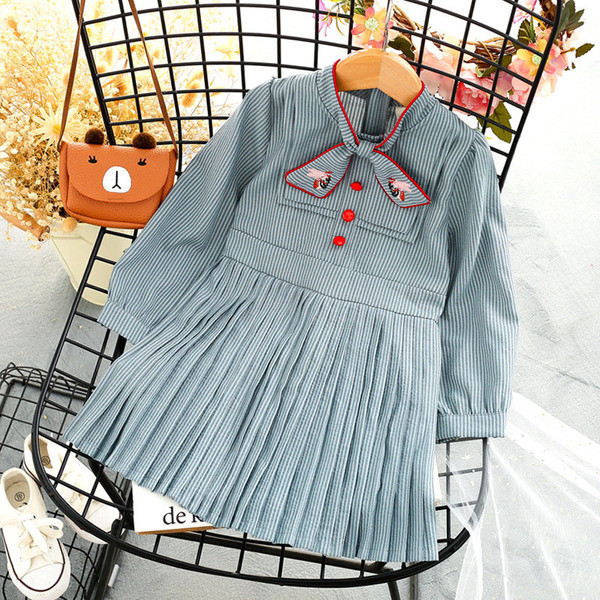 Παιδικό φόρεμα με χρωματιστά κουμπιά και κορδέλα