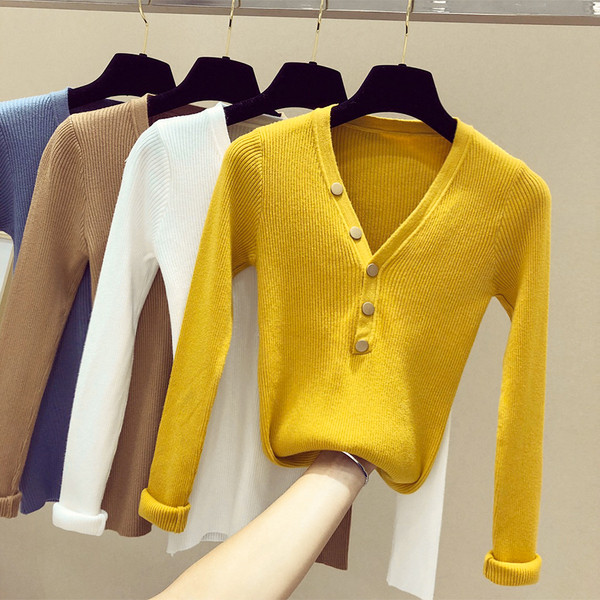 Λεπτό γυναικείο πουλόβερ με ντεκολτέ σε σχήμα V και κουμπιά διακόσμησης - διαφορετικά χρώματα