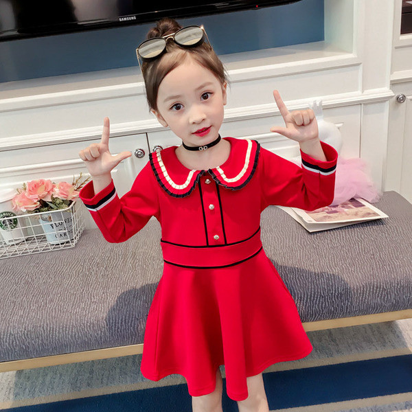 Stílusos gyerekruha gallérral és piros gombokkal