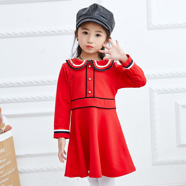 Stílusos gyerekruha gallérral és piros gombokkal