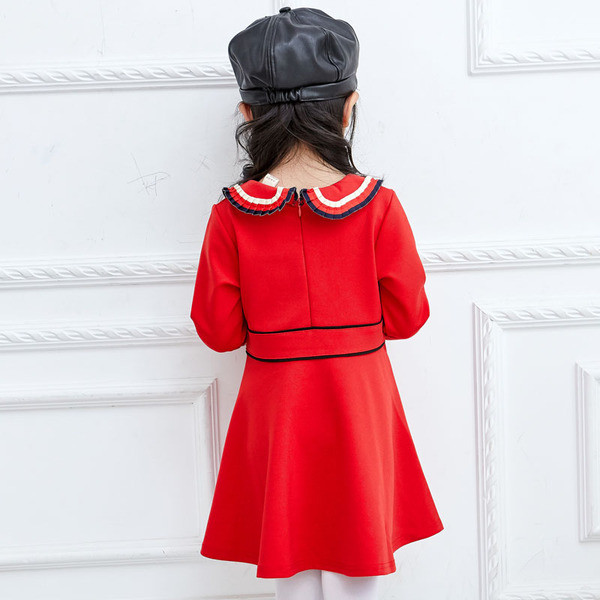 Stílusos gyerekruha gallérral és piros gombokkal