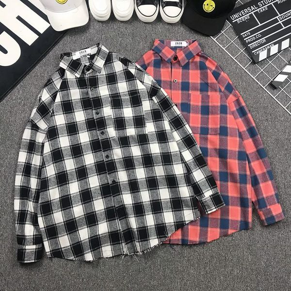 Cămașă bărbătească în carouri în două culori potrivită pentru utilizarea de zi cu zi