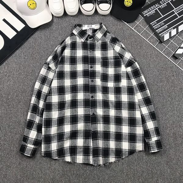 Cămașă bărbătească în carouri în două culori potrivită pentru utilizarea de zi cu zi