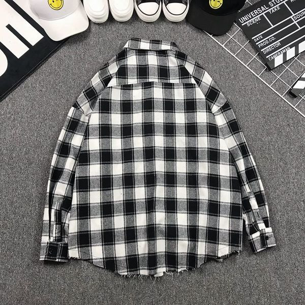 Cămașă bărbătească în carouri în două culori potrivită pentru utilizarea de zi cu zi