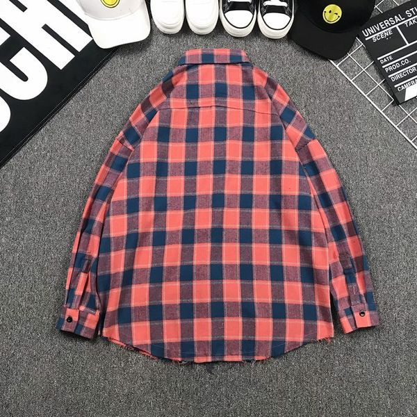 Cămașă bărbătească în carouri în două culori potrivită pentru utilizarea de zi cu zi