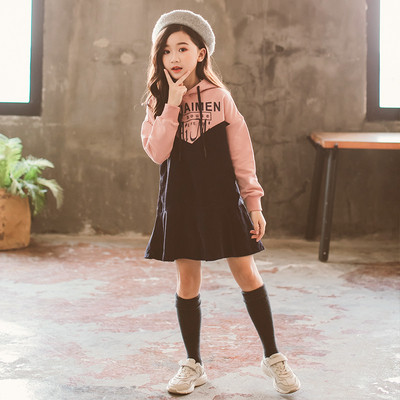 Rochie sport-casual pentru copii pentru o fată cu glugă și inscripții