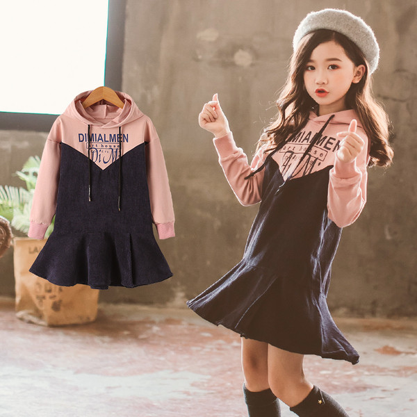 Rochie sport-casual pentru copii pentru o fată cu glugă și inscripții